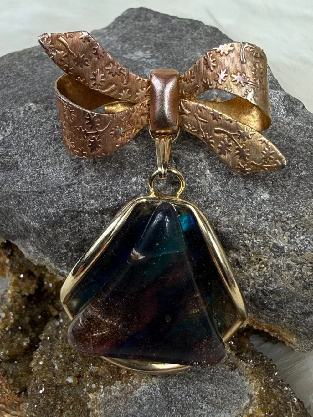 Vintage Gold Tone Textured Ribbon Bow w/ Art Glass Cab Dangle 2
